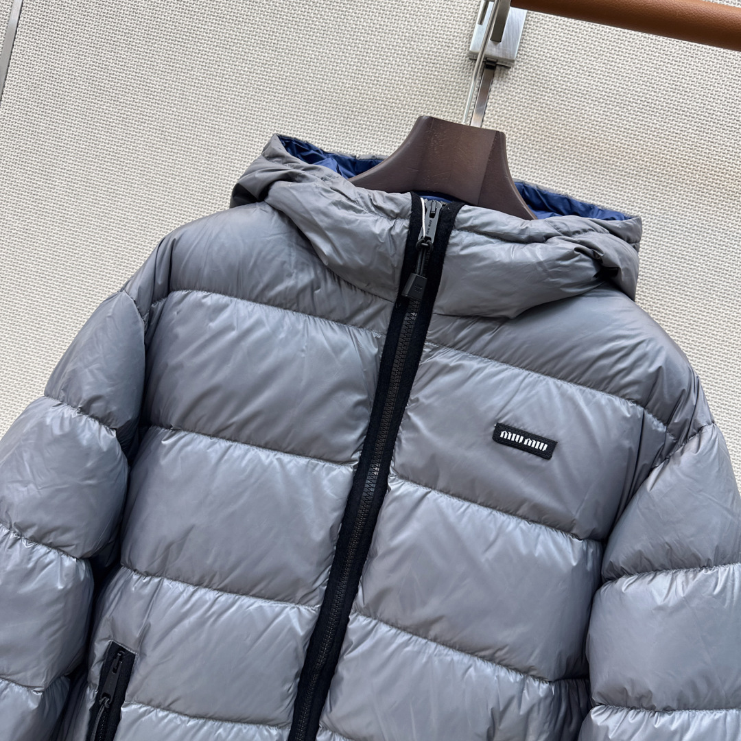 Miu 26Ss———秋冬最新款连帽面包服羽绒外套🩶定制开发五金配件所有细节处理全面到位 微宽松连帽版型剪裁上身效果超赞 Miu 26Ss———秋冬最新款连帽面包服羽绒外套🩶定制开发五金配件所有细节处理全面到位 微宽松连帽版型剪裁上身效果超赞