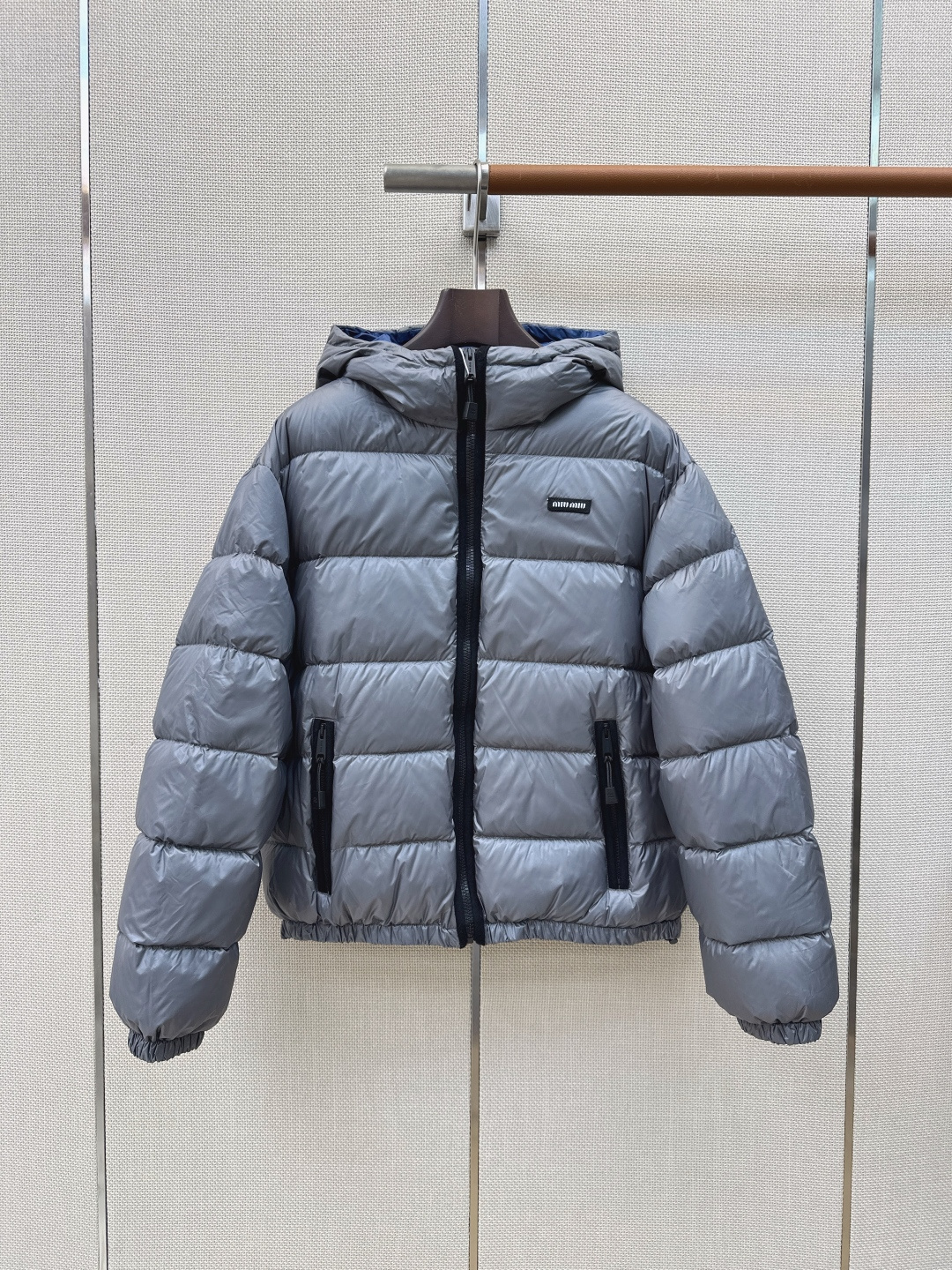 Miu 26Ss———秋冬最新款连帽面包服羽绒外套🩶定制开发五金配件所有细节处理全面到位 微宽松连帽版型剪裁上身效果超赞