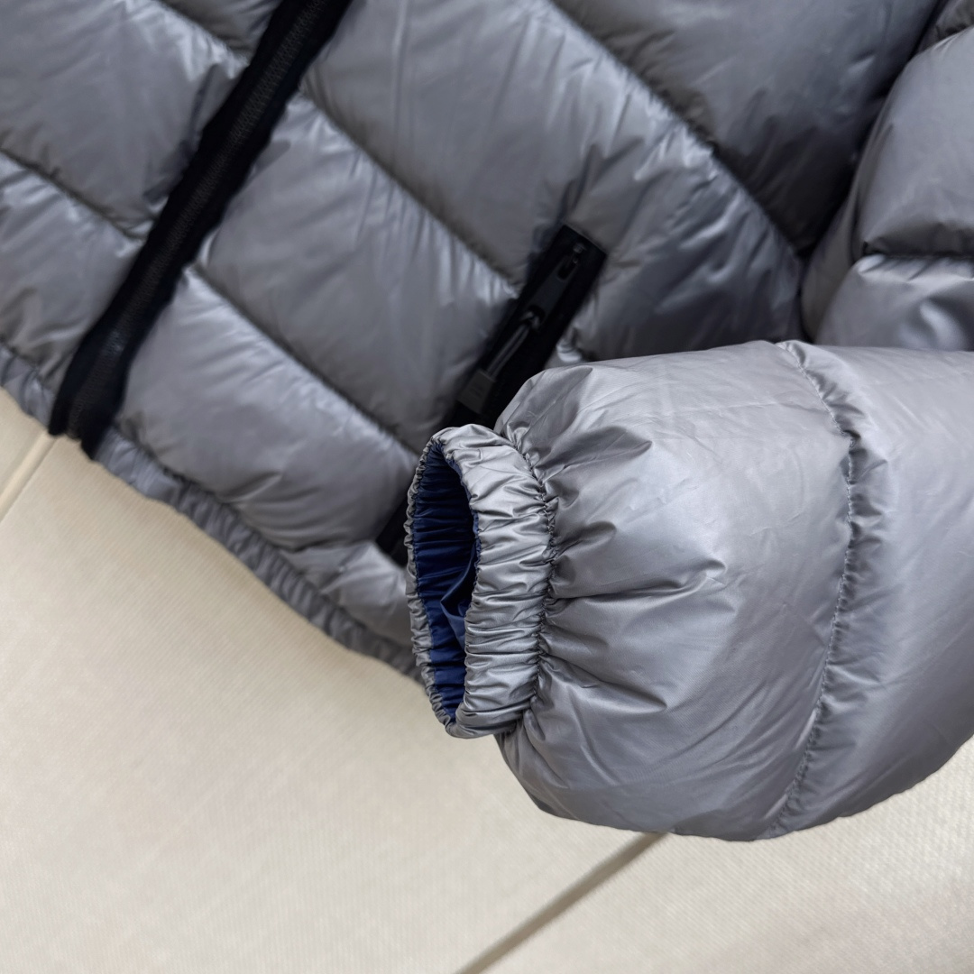 Miu 26Ss———秋冬最新款连帽面包服羽绒外套🩶定制开发五金配件所有细节处理全面到位 微宽松连帽版型剪裁上身效果超赞 Miu 26Ss———秋冬最新款连帽面包服羽绒外套🩶定制开发五金配件所有细节处理全面到位 微宽松连帽版型剪裁上身效果超赞
