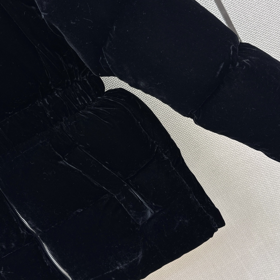 爆单款 PD 26Ss————秋冬最新款立领皮带束腰丝绒羽绒外套🖤不挑个子的中长款立体剪裁 搭扣松紧收腰版型 上身时髦又 爆单款 PD 26Ss————秋冬最新款立领皮带束腰丝绒羽绒外套🖤不挑个子的中长款立体剪裁 搭扣松紧收腰版型 上身时髦又
