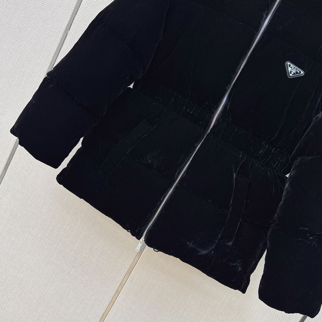 爆单款 PD 26Ss————秋冬最新款立领皮带束腰丝绒羽绒外套🖤不挑个子的中长款立体剪裁 搭扣松紧收腰版型 上身时髦又 爆单款 PD 26Ss————秋冬最新款立领皮带束腰丝绒羽绒外套🖤不挑个子的中长款立体剪裁 搭扣松紧收腰版型 上身时髦又