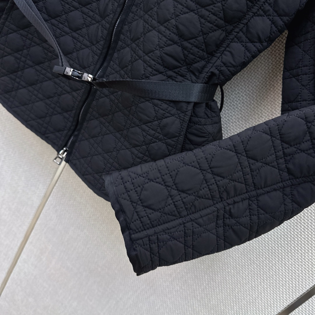 独家款～～CD 26Ss———秋冬最新款藤格纹棉服外套 🖤温暖氛围感 怕冷的宝贝可以入手了 经典的戴妃格纹夹棉面料 搭配