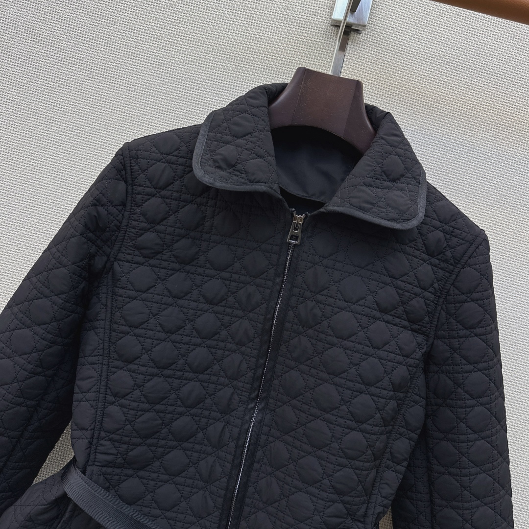 独家款～～CD 26Ss———秋冬最新款藤格纹棉服外套 🖤温暖氛围感 怕冷的宝贝可以入手了 经典的戴妃格纹夹棉面料 搭配