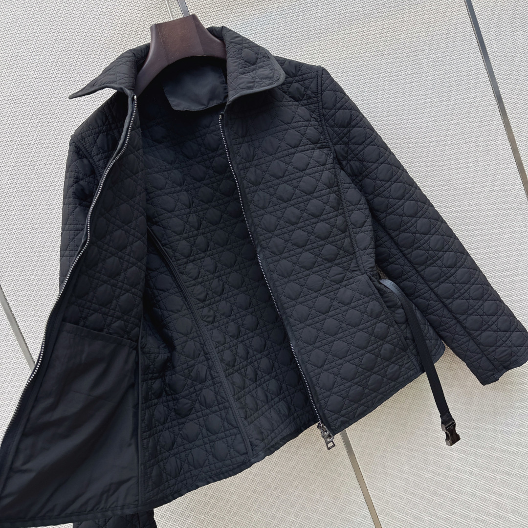 独家款～～CD 26Ss———秋冬最新款藤格纹棉服外套 🖤温暖氛围感 怕冷的宝贝可以入手了 经典的戴妃格纹夹棉面料 搭配