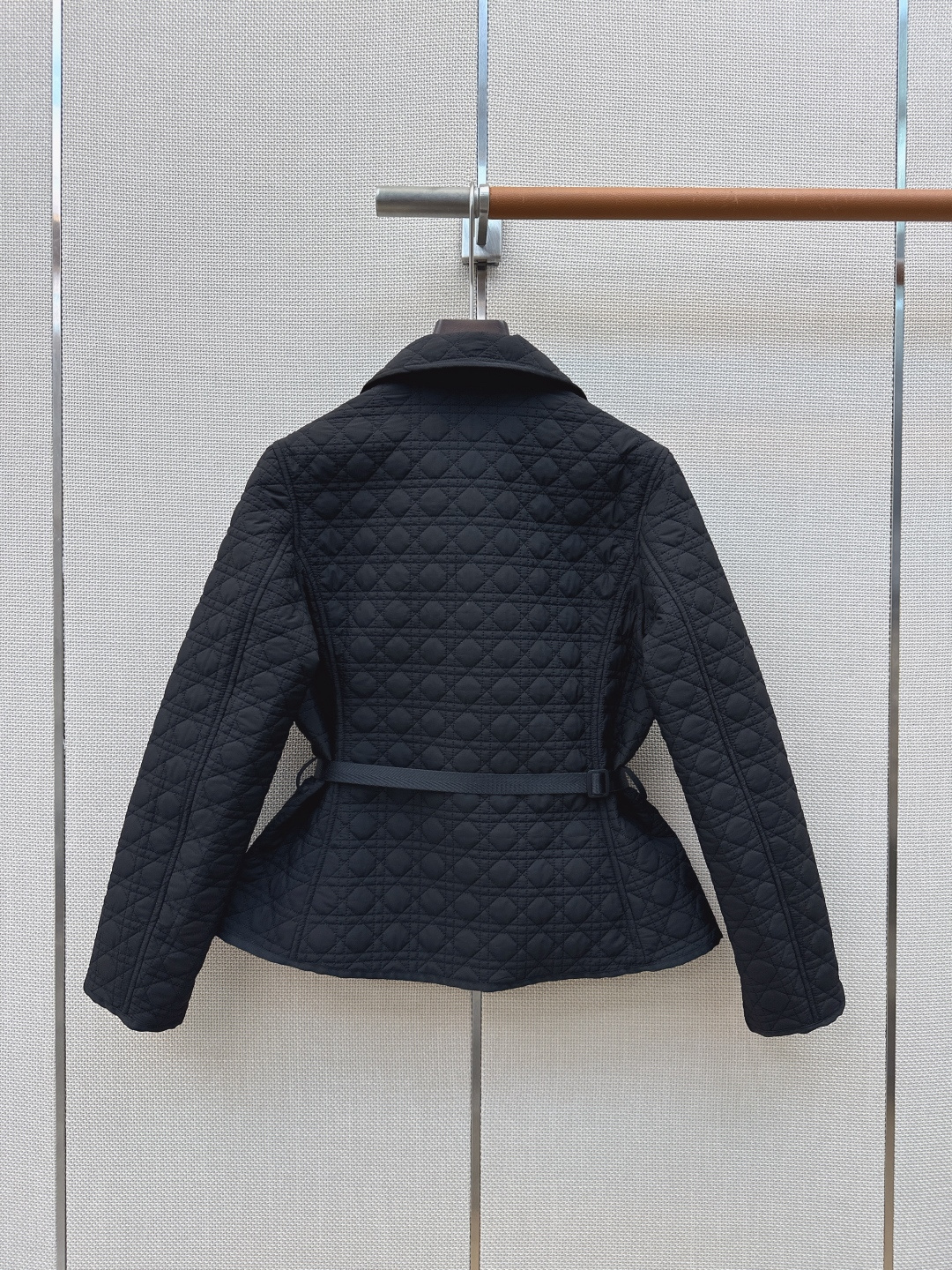独家款～～CD 26Ss———秋冬最新款藤格纹棉服外套 🖤温暖氛围感 怕冷的宝贝可以入手了 经典的戴妃格纹夹棉面料 搭配