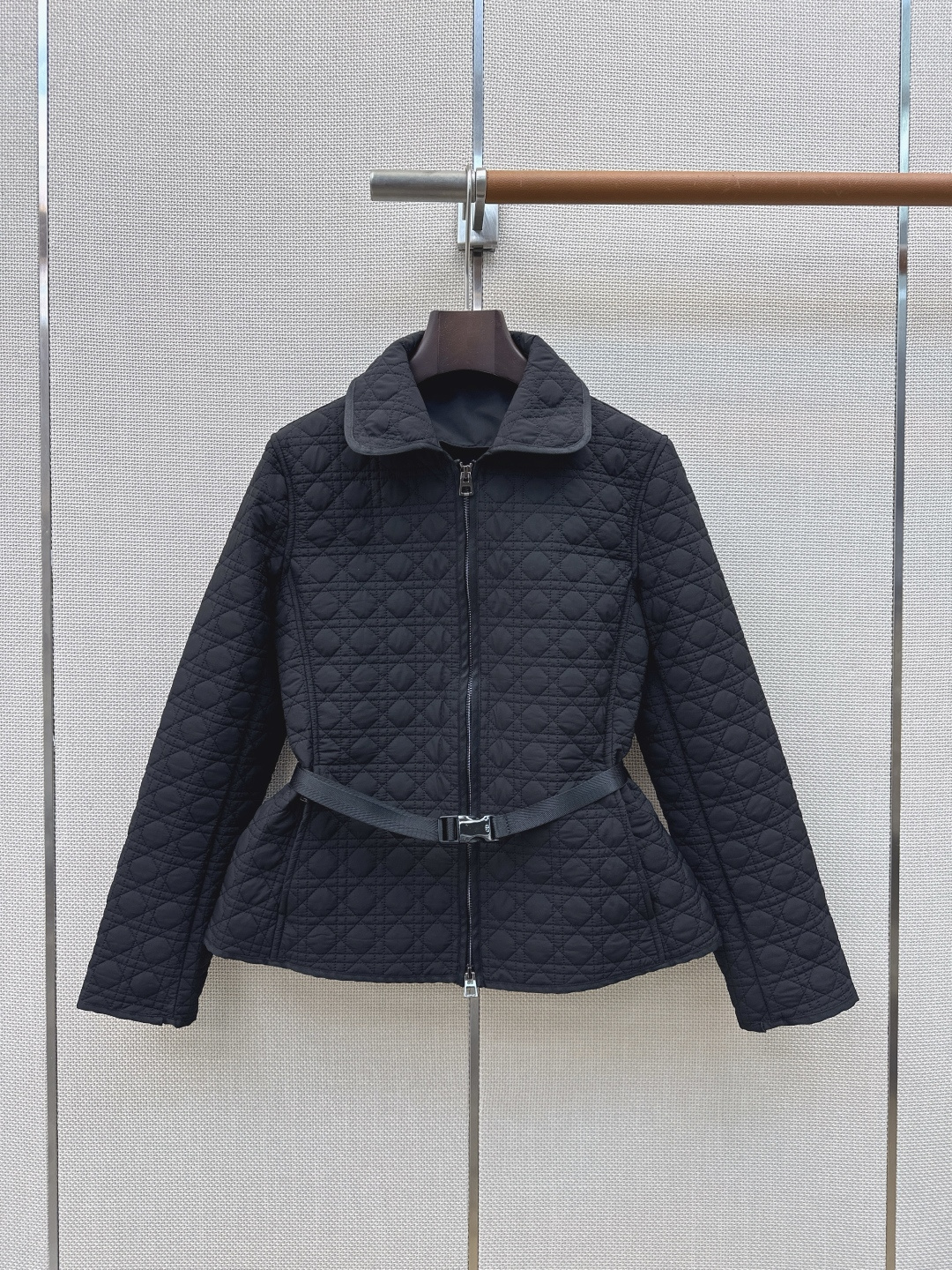独家款～～CD 26Ss———秋冬最新款藤格纹棉服外套 🖤温暖氛围感 怕冷的宝贝可以入手了 经典的戴妃格纹夹棉面料 搭配