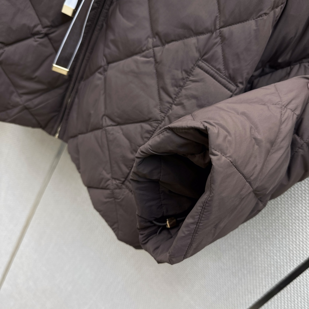 Max 26Ss————秋冬最新款菱格车缝线连帽宽松羽绒服🖤 A字版型设计感很赞～～机缝定格 经典时髦又帅气 国标进口9