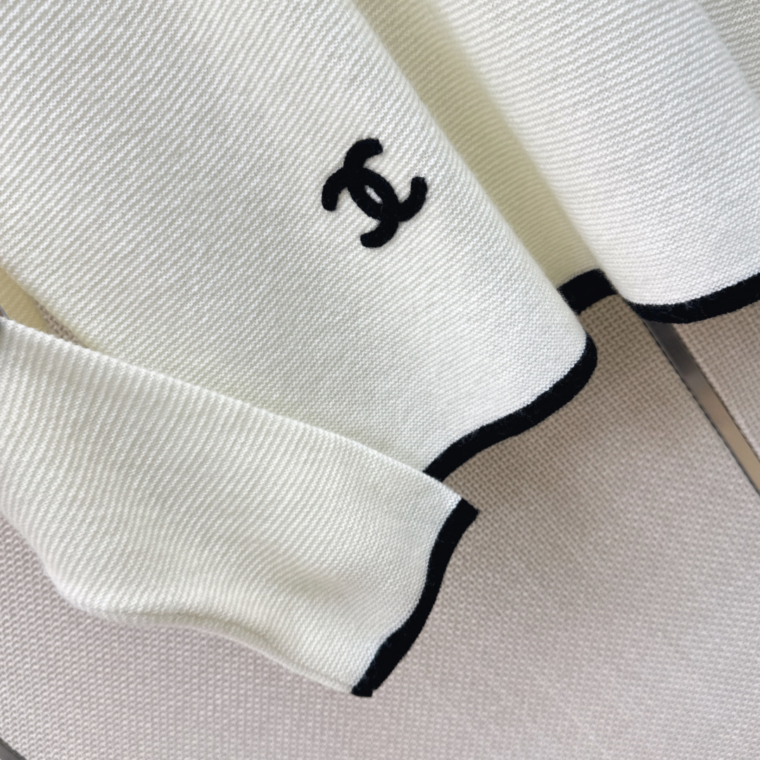 C家 26Ss———秋冬最新款经典黑白撞色V领羊毛针织衫🖤V领随身版型 可单穿可打底 撞色logo精致装饰 细节感在线 