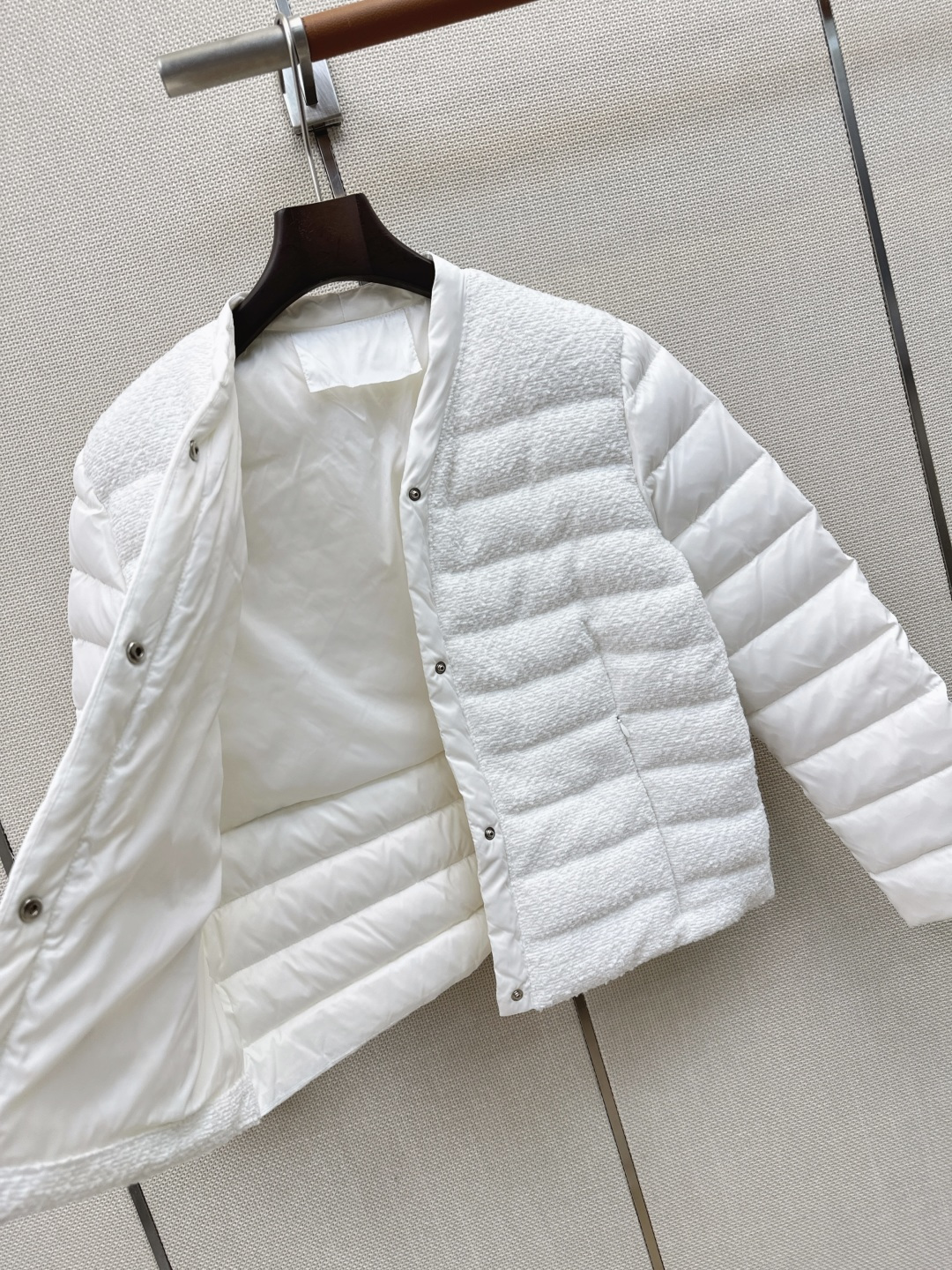 独家款 时髦小众设计 26Ss————秋冬最新款编织羽绒外套 🖤H翻领版型剪裁 上身很惊艳 面料是定制的羊毛粗呢 非常重