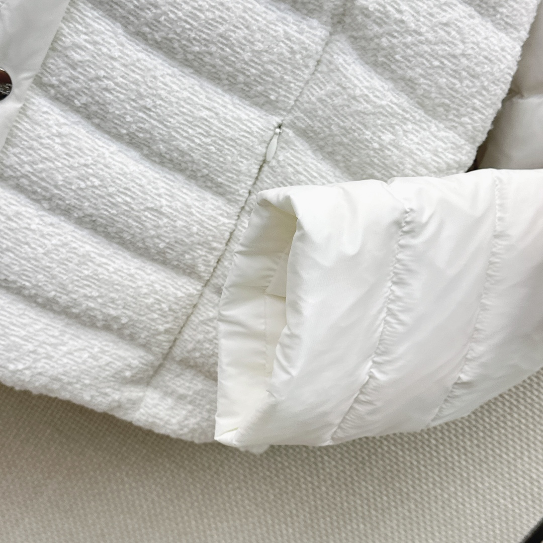 独家款 时髦小众设计 26Ss————秋冬最新款编织羽绒外套 🖤H翻领版型剪裁 上身很惊艳 面料是定制的羊毛粗呢 非常重