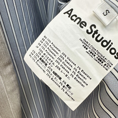 独家首发 Acn~E 26Ss———秋冬最新款假两件拼接灰色条纹西装外套🩶自带衬衫拼接的假两件设计 不用费心搭配就有叠穿 独家首发 Acn~E 26Ss———秋冬最新款假两件拼接灰色条纹西装外套🩶自带衬衫拼接的假两件设计 不用费心搭配就有叠穿