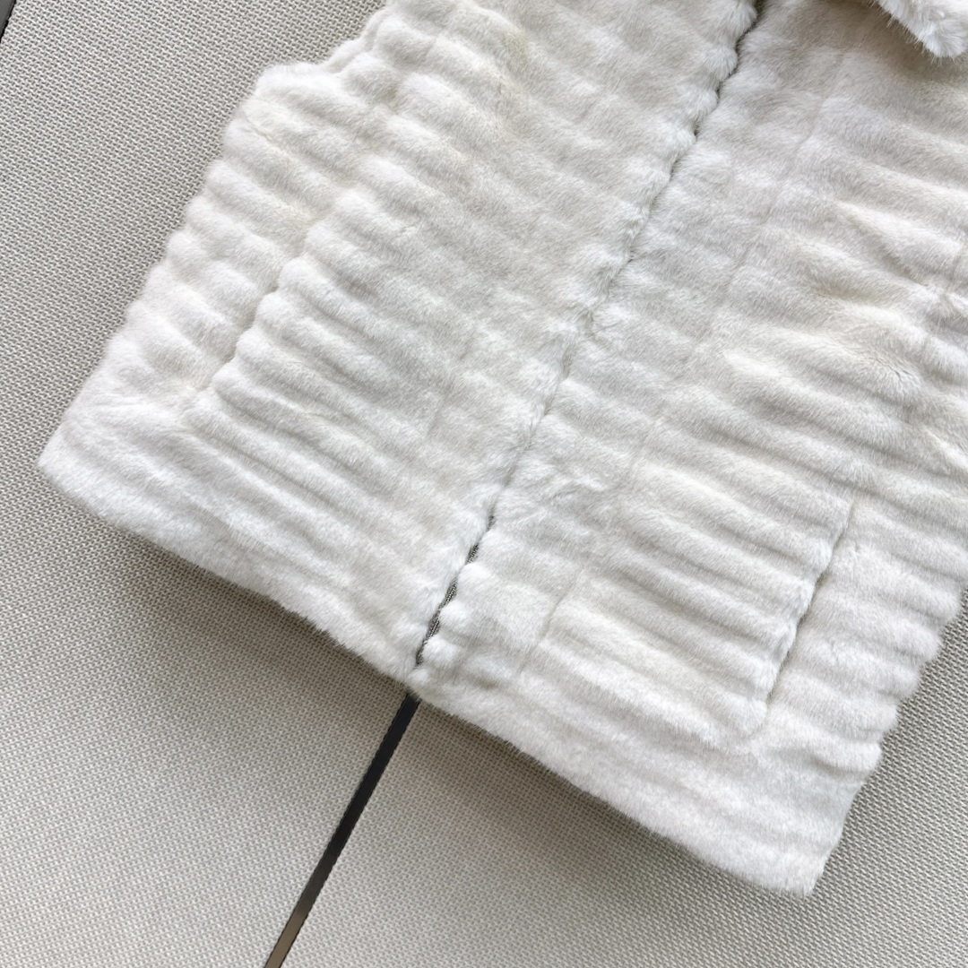 独家款～ lp🆕 26Ss———秋冬最新款环保兔毛马甲外套 🖤采用进口的环保毛面料 手感超级顺滑舒服 带有柔润光泽感 保