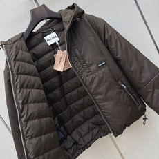 Miu 26Ss———秋冬最新款连帽徽标字母金属拉链羽绒服 🤎定制金属刻字拉链头质感超赞 白鹅绒填充保暖力满分 超饱满时 Miu 26Ss———秋冬最新款连帽徽标字母金属拉链羽绒服 🤎定制金属刻字拉链头质感超赞 白鹅绒填充保暖力满分 超饱满时