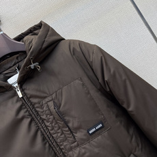 Miu 26Ss———秋冬最新款连帽徽标字母金属拉链羽绒服 🤎定制金属刻字拉链头质感超赞 白鹅绒填充保暖力满分 超饱满时 Miu 26Ss———秋冬最新款连帽徽标字母金属拉链羽绒服 🤎定制金属刻字拉链头质感超赞 白鹅绒填充保暖力满分 超饱满时