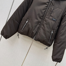 Miu 26Ss———秋冬最新款连帽徽标字母金属拉链羽绒服 🤎定制金属刻字拉链头质感超赞 白鹅绒填充保暖力满分 超饱满时 Miu 26Ss———秋冬最新款连帽徽标字母金属拉链羽绒服 🤎定制金属刻字拉链头质感超赞 白鹅绒填充保暖力满分 超饱满时