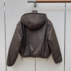 Miu 26Ss———秋冬最新款连帽徽标字母金属拉链羽绒服 🤎定制金属刻字拉链头质感超赞 白鹅绒填充保暖力满分 超饱满时 Miu 26Ss———秋冬最新款连帽徽标字母金属拉链羽绒服 🤎定制金属刻字拉链头质感超赞 白鹅绒填充保暖力满分 超饱满时