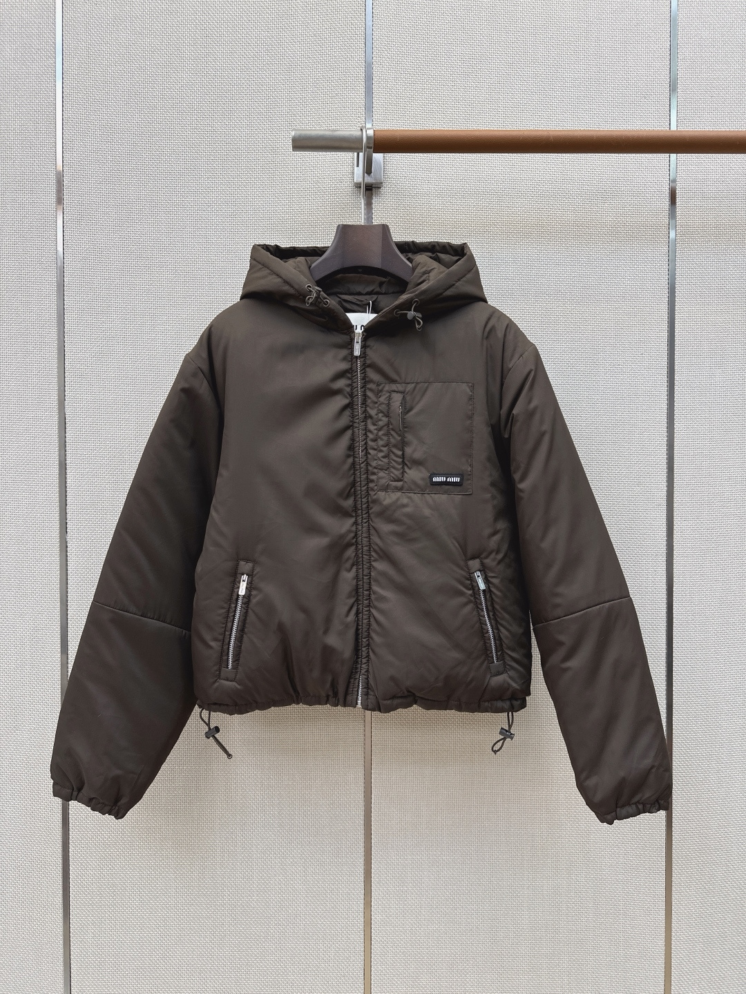Miu 26Ss———秋冬最新款连帽徽标字母金属拉链羽绒服 🤎定制金属刻字拉链头质感超赞 白鹅绒填充保暖力满分 超饱满时