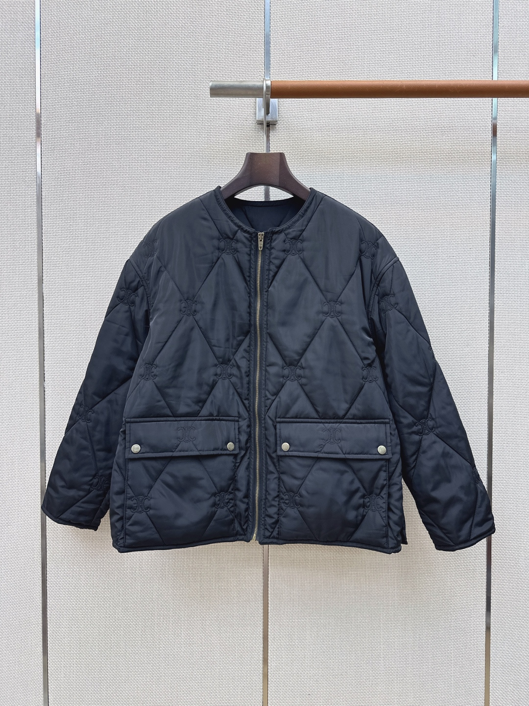独家首发 Ce 26Ss———秋冬最新款凯旋门刺绣装饰休闲羽绒服外套🤎高级休闲运动风格调 经典菱格纹绗缝棉填充 整件凯旋