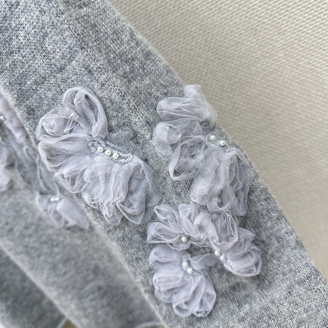 Es 26Ss———秋冬最新款立体花朵装饰圆领毛衣 🤍细节超精致 叠穿或单穿都很OK 轻松打造层次感 配裙装或裤装都很优