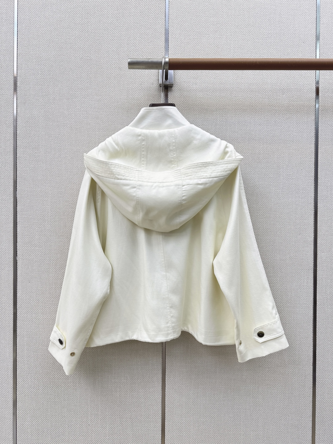 lp🆕 26Ss———秋冬最新款温柔米杏色连帽宽松外套 🤍休闲松弛的工装风版型 立领搭配连帽设计 帽绳配有精致金属绳扣 lp🆕 26Ss———秋冬最新款温柔米杏色连帽宽松外套 🤍休闲松弛的工装风版型 立领搭配连帽设计 帽绳配有精致金属绳扣