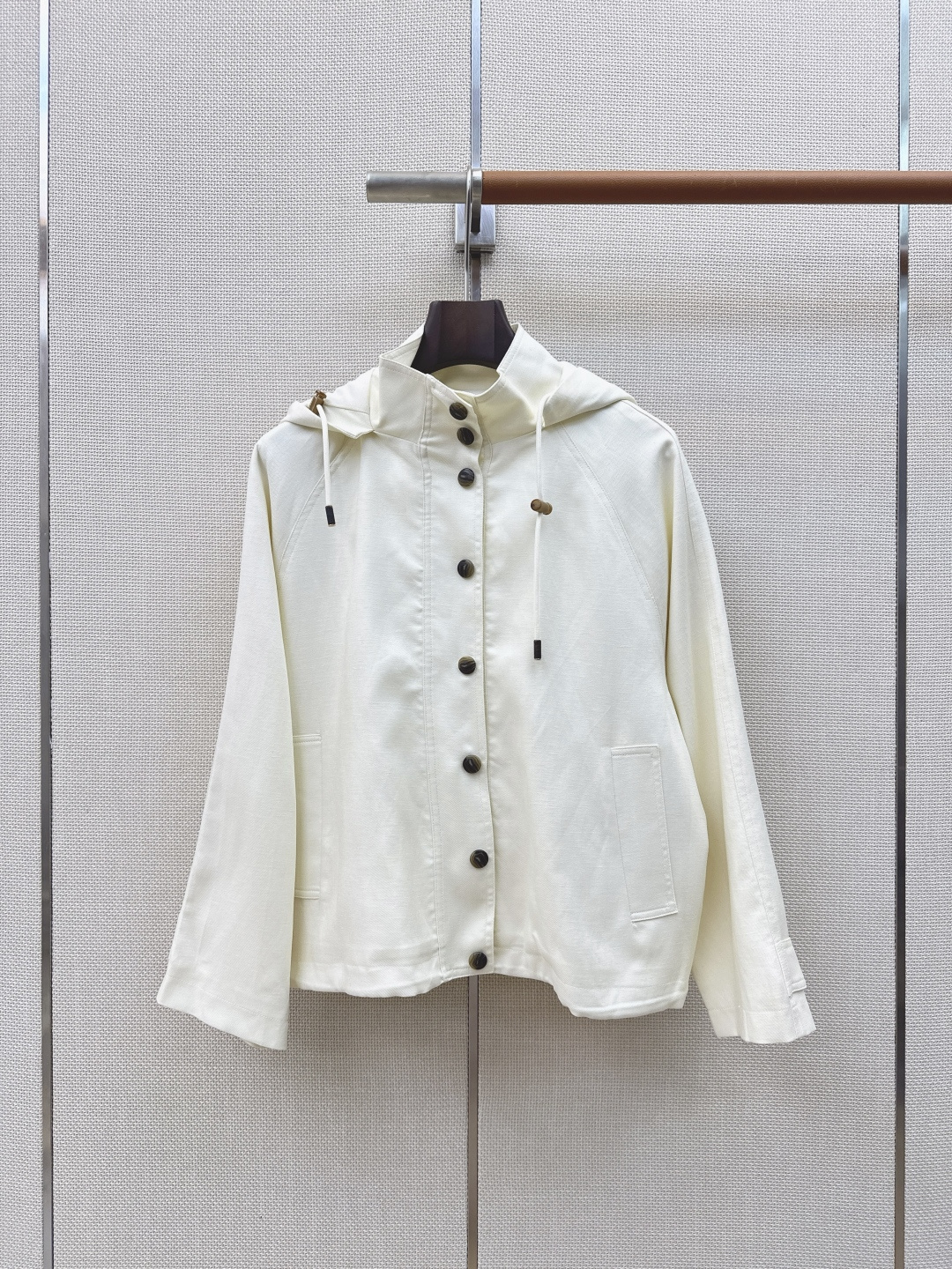 lp🆕 26Ss———秋冬最新款温柔米杏色连帽宽松外套 🤍休闲松弛的工装风版型 立领搭配连帽设计 帽绳配有精致金属绳扣 
