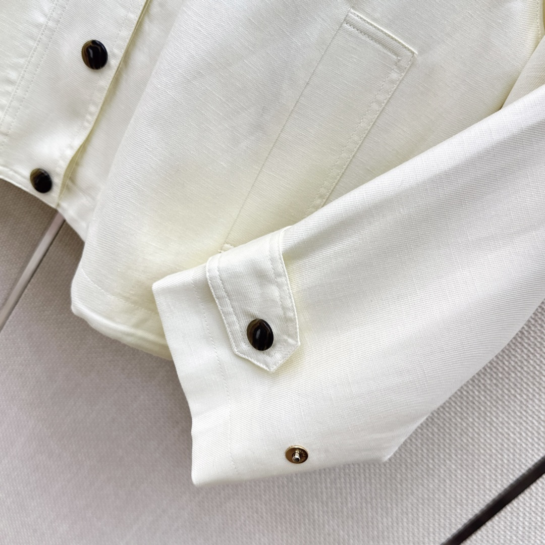 lp🆕 26Ss———秋冬最新款温柔米杏色连帽宽松外套 🤍休闲松弛的工装风版型 立领搭配连帽设计 帽绳配有精致金属绳扣 lp🆕 26Ss———秋冬最新款温柔米杏色连帽宽松外套 🤍休闲松弛的工装风版型 立领搭配连帽设计 帽绳配有精致金属绳扣