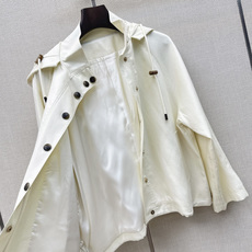 lp🆕 26Ss———秋冬最新款温柔米杏色连帽宽松外套 🤍休闲松弛的工装风版型 立领搭配连帽设计 帽绳配有精致金属绳扣 lp🆕 26Ss———秋冬最新款温柔米杏色连帽宽松外套 🤍休闲松弛的工装风版型 立领搭配连帽设计 帽绳配有精致金属绳扣