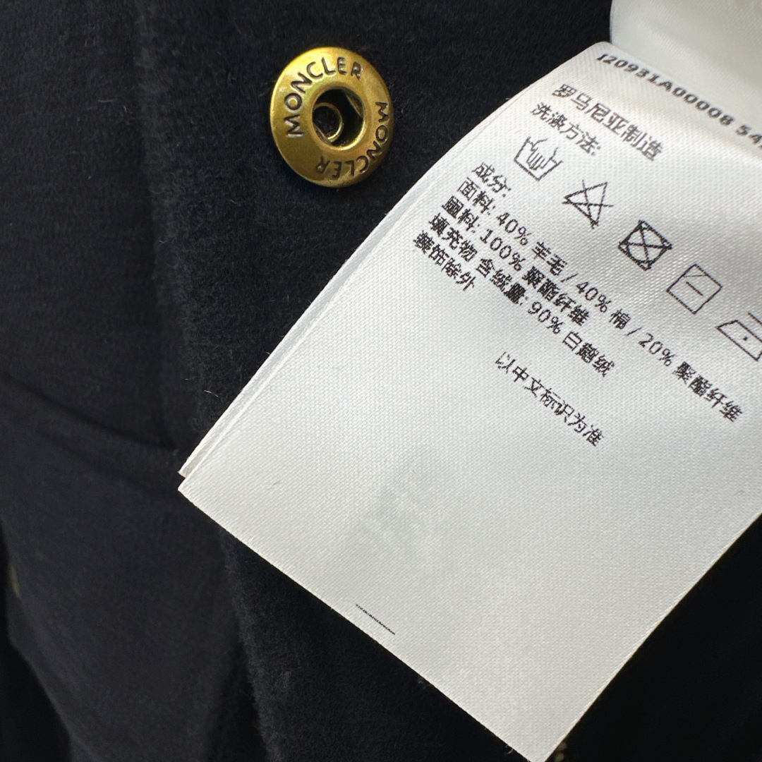爆单款推荐 Mc 26Ss———秋冬最新款抽绳收腰羽绒服🖤90鹅绒间格填充轻盈蓬松 羊毛尼面料质感厚实 立领抽绳设计搭配