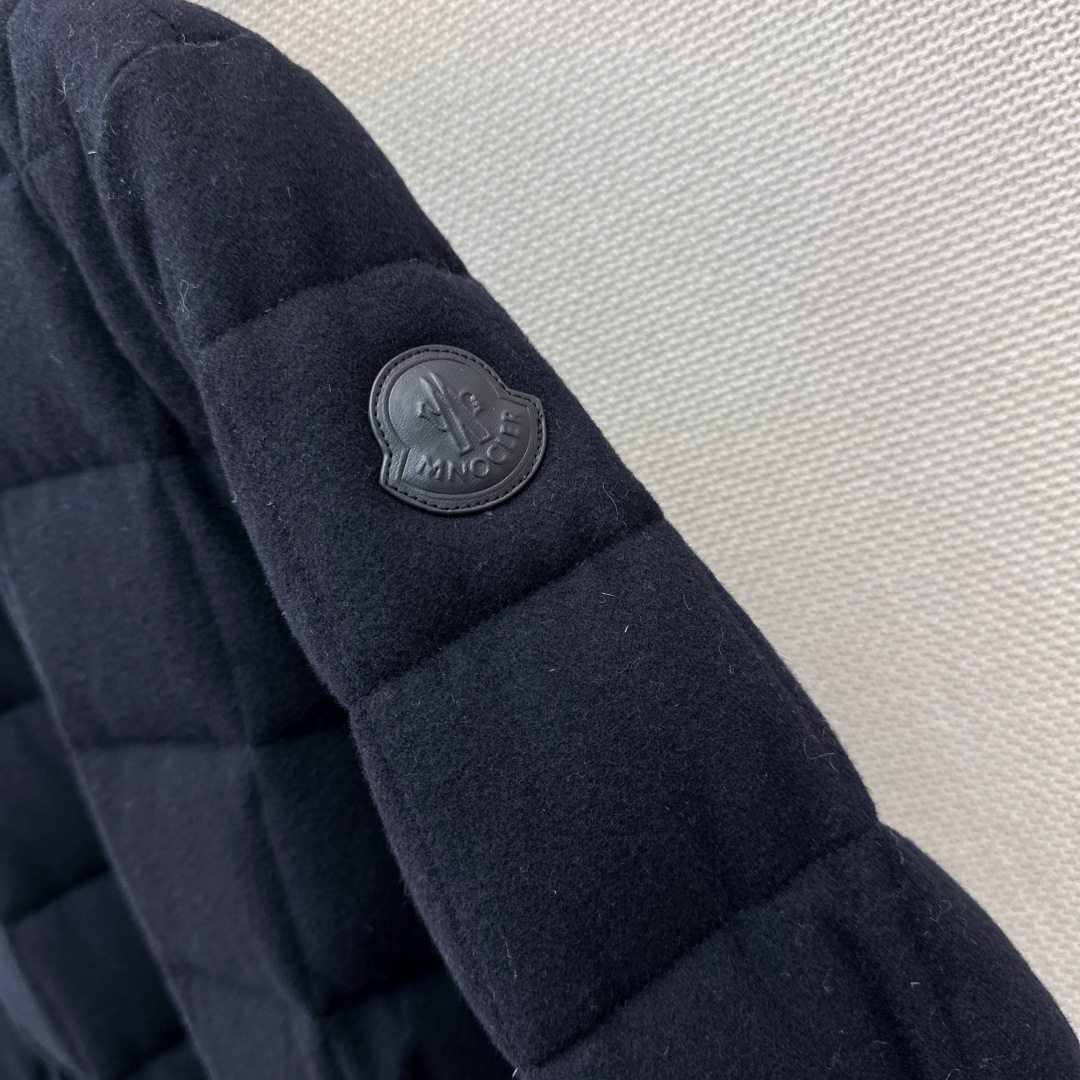 爆单款推荐 Mc 26Ss———秋冬最新款抽绳收腰羽绒服🖤90鹅绒间格填充轻盈蓬松 羊毛尼面料质感厚实 立领抽绳设计搭配