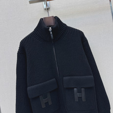 独家首发 Her 26Ss———秋冬最新款经典H图案装饰口袋短款羊毛针织外套🖤爆单系列推荐 宽松落肩设计 高级色系奢华帅 独家首发 Her 26Ss———秋冬最新款经典H图案装饰口袋短款羊毛针织外套🖤爆单系列推荐 宽松落肩设计 高级色系奢华帅