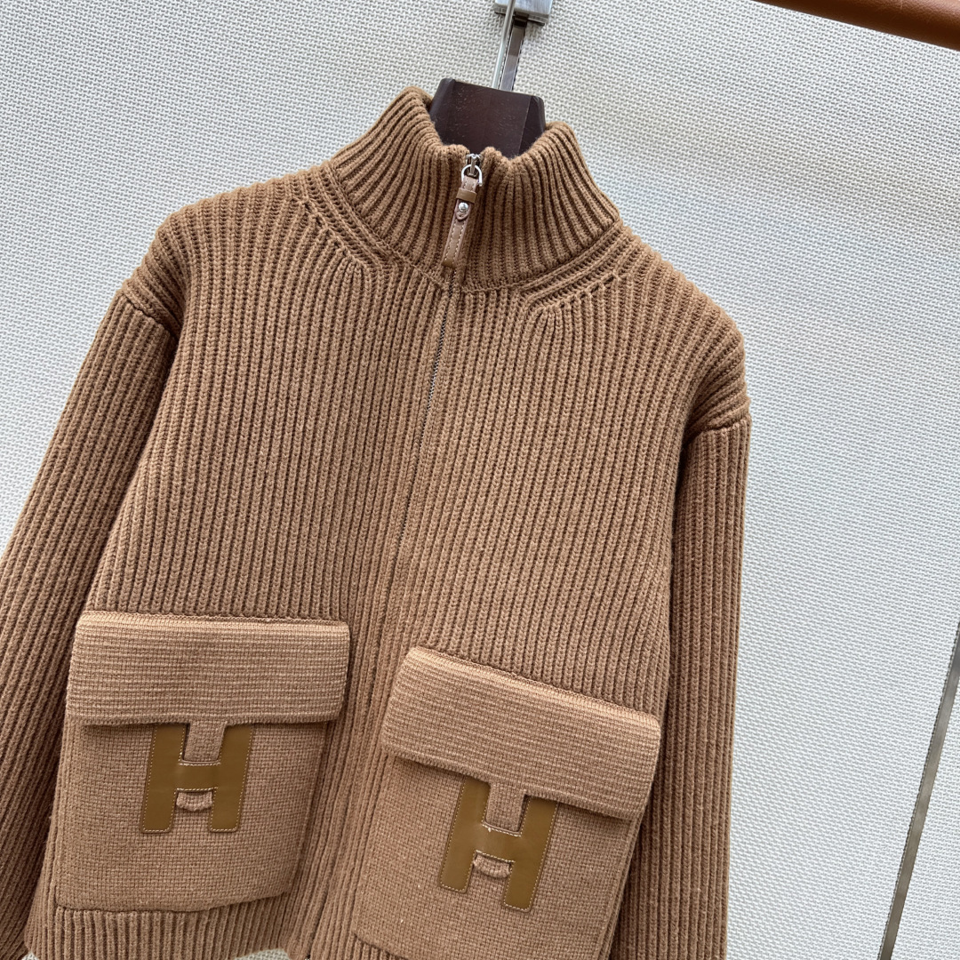 独家首发 Her 26Ss———秋冬最新款经典H图案装饰口袋短款羊毛针织外套🖤爆单系列推荐 宽松落肩设计 高级色系奢华帅
