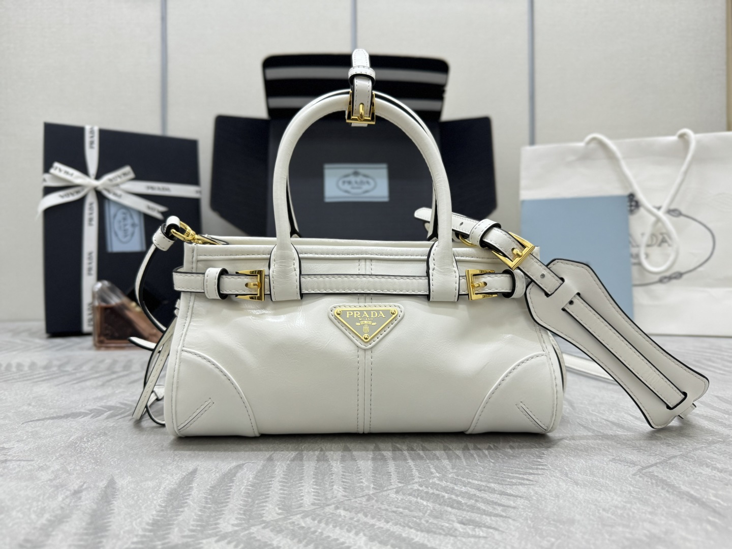 NO:390166,.Softlux Oil Waffle Leather New Bonnie Mini 1BA486 This mini handheld crossbody bag uses imported oil Waffle Leather, the shiny color exudes a classical atmosphere. It is equipped with a long removable and adjustable shoulder strap, crossbody, handheld, shoulder strap, which meets all the back methods. It has a huge capacity and is very easy to use. It is definitely a must-have for Shishang masters. It is really cute. Hurry up and take this retro style handbag home!  23.5-length 12x bottom 9cm, Prada [top original list], prada, satchels, crossbody bags19860909.Softlux油腊皮 新款Bonnie迷你号1BA486 这款迷你手提斜挎包采用进口油腊皮,油亮的色泽散发出古典气息,配有一条可拆卸调节的长肩带,斜挎,手提,肩带,满足所有背法容量空间非常大,巨巨好用,绝对是时商达人们的必备款,小小尺寸,真的太太可爱了赶紧把这款复古格调手拎包带回家吧！长23.5高12x底9cm,普拉达【顶级原单】,prada,satchels,crossbody bags,Bag