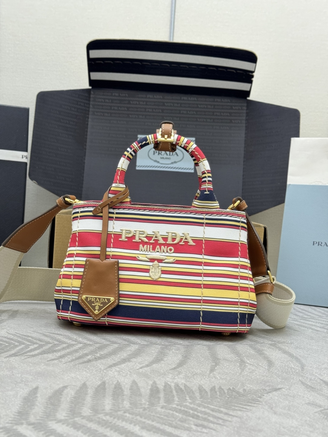 NO:390192,, New Colorful Gardener Bag Striped Cotton Canvas 1BA038 Mini Red Yellow Blue White 4 Color Stripes, Full of Vigor, This mini handbag is inspired by the timeless elements of navigation style and reinterprets the model style. Made of cotton canvas, leather trim shows exquisite and versatile personality. Canvas handheld handle, removable and adjustable logo printed braided decorative straps, detachable leather keychain, portable/shoulder back, large capacity space, so beautiful, it is another permanent and timeless hit model worth owning. Size: 22x long, 15x bottom 13cm, Prada [top original list], prada, keychain19860909,新款彩色园丁包条纹棉质帆布1BA038迷你红黄蓝白4种彩色相间条纹,活力满满 这款迷你手袋受航海风尚隽永元素启发,重新诠释典范型格.选用棉质帆布制成,皮革饰边展示精致百变个性.帆布手提柄,可拆卸可调节徽标印花编织饰带肩带,可拆卸皮革钥匙扣,手提/肩背都可以,容量空间大,太美了,又是一款永久不过时爆款值得拥有 尺寸:长22x高15x底13cm,普拉达【顶级原单】,prada,keychain,Bag