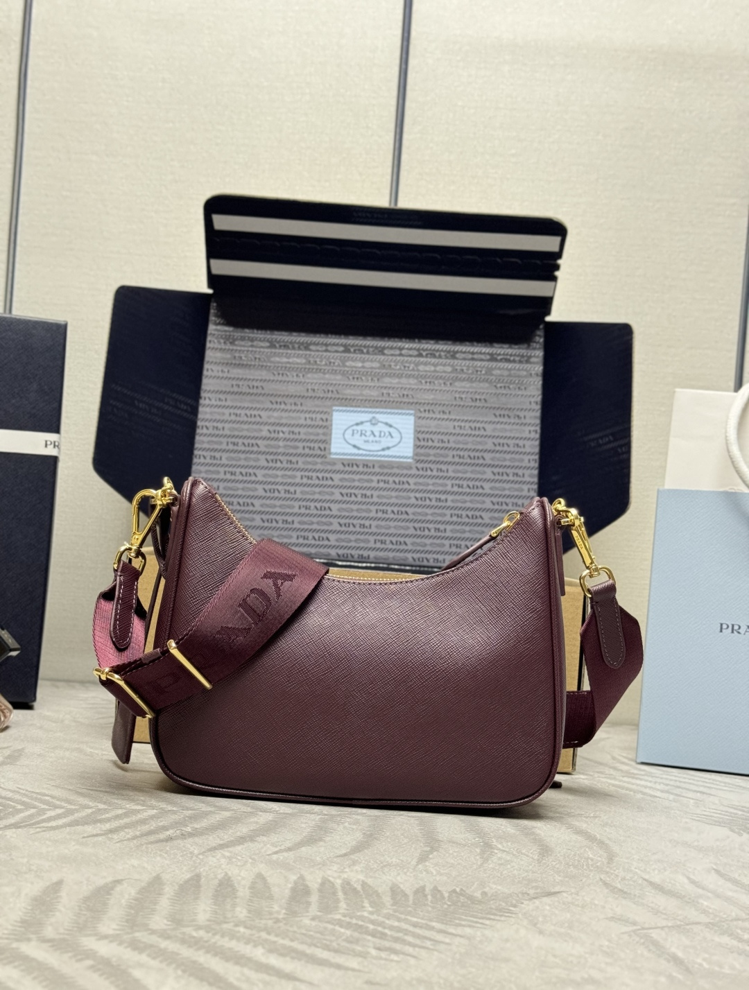 P580(配全套对版专柜包装，独家订制），升级版三合一🎊新款1BH204十字纹全皮/金色五金，nylon Hobo手拎/腋下包😘😘网红姐妹团疯狂种草而风靡时尚圈的全皮hobo 出了新款！👏👏这款全皮Hobo包设计太棒了👍👍一包三用😘😘腰包/斜挎/单挎👍👍把手柄换成了链条，当腋下包多了一抹子性感，还配上长肩带，最爱的是肩带还挂着个小挂饰（小包），也可以挂其它包和裤头当饰品呼应 🙊🙊平常各种衣着搭配都没 问题😘😘宝宝们赶紧入手哦，太美了🙊🙊尺寸：长23x高17x底6.5cm👏👏👏