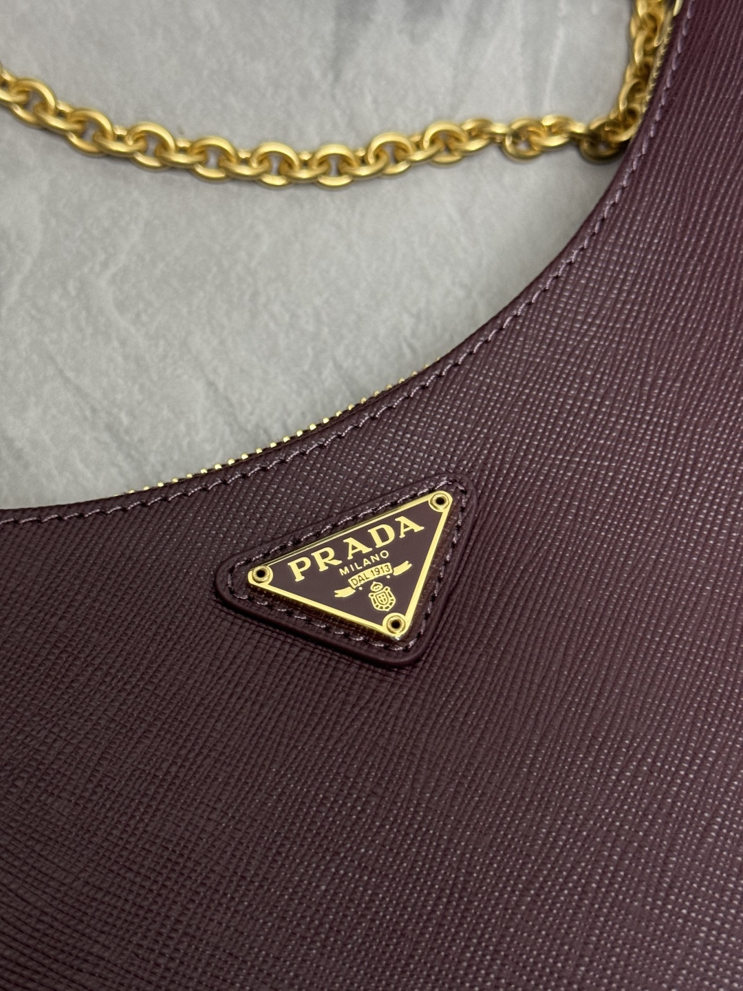 P580(配全套对版专柜包装，独家订制），升级版三合一🎊新款1BH204十字纹全皮/金色五金，nylon Hobo手拎/腋下包😘😘网红姐妹团疯狂种草而风靡时尚圈的全皮hobo 出了新款！👏👏这款全皮Hobo包设计太棒了👍👍一包三用😘😘腰包/斜挎/单挎👍👍把手柄换成了链条，当腋下包多了一抹子性感，还配上长肩带，最爱的是肩带还挂着个小挂饰（小包），也可以挂其它包和裤头当饰品呼应 🙊🙊平常各种衣着搭配都没 问题😘😘宝宝们赶紧入手哦，太美了🙊🙊尺寸：长23x高17x底6.5cm👏👏👏