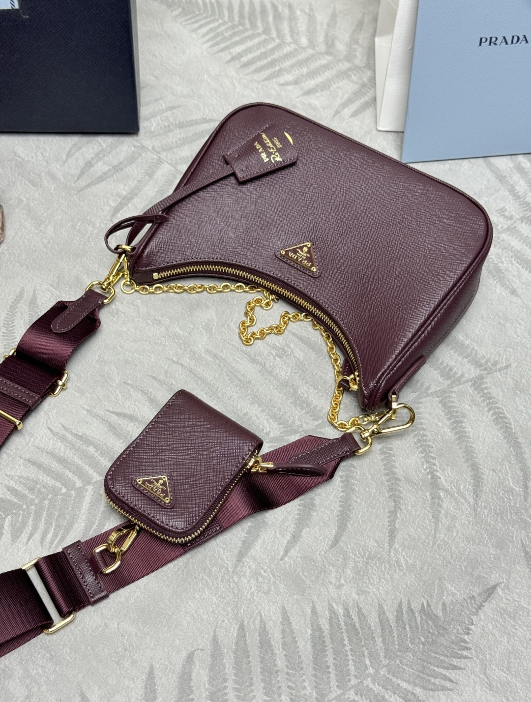 P580(配全套对版专柜包装，独家订制），升级版三合一🎊新款1BH204十字纹全皮/金色五金，nylon Hobo手拎/腋下包😘😘网红姐妹团疯狂种草而风靡时尚圈的全皮hobo 出了新款！👏👏这款全皮Hobo包设计太棒了👍👍一包三用😘😘腰包/斜挎/单挎👍👍把手柄换成了链条，当腋下包多了一抹子性感，还配上长肩带，最爱的是肩带还挂着个小挂饰（小包），也可以挂其它包和裤头当饰品呼应 🙊🙊平常各种衣着搭配都没 问题😘😘宝宝们赶紧入手哦，太美了🙊🙊尺寸：长23x高17x底6.5cm👏👏👏