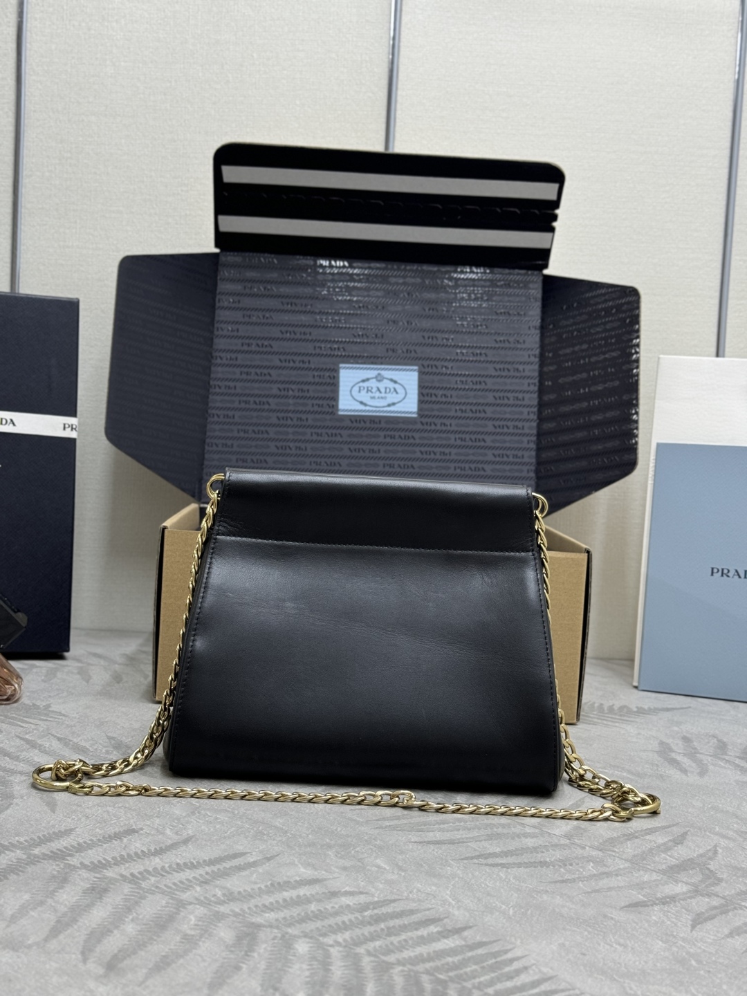 F820，(配专柜全套包装，独家定制)，2025新款1bc263迷你链条包，现代女性化的Enchaîné手袋呼应迷人的复古廓形，通过全新比例进行改造。皮革设计饰以链条手提柄，展现现代而优雅的风格。可拆卸链条肩带，长度40，垂度37厘米，链条金属配件，正面压花字母徽标，磁扣闭合，带衬里，配拉链式口袋，赶紧入手吧
尺寸:高18×宽22×长度: 11.5cm
