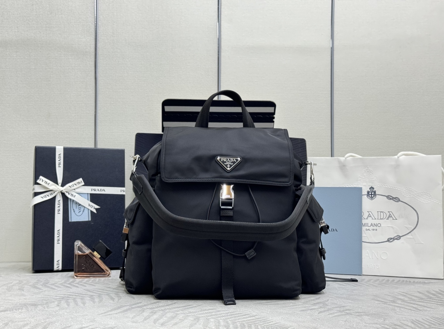 Prada Explore Rugzak - Stijlvol & Functioneel, 39x37x20cm