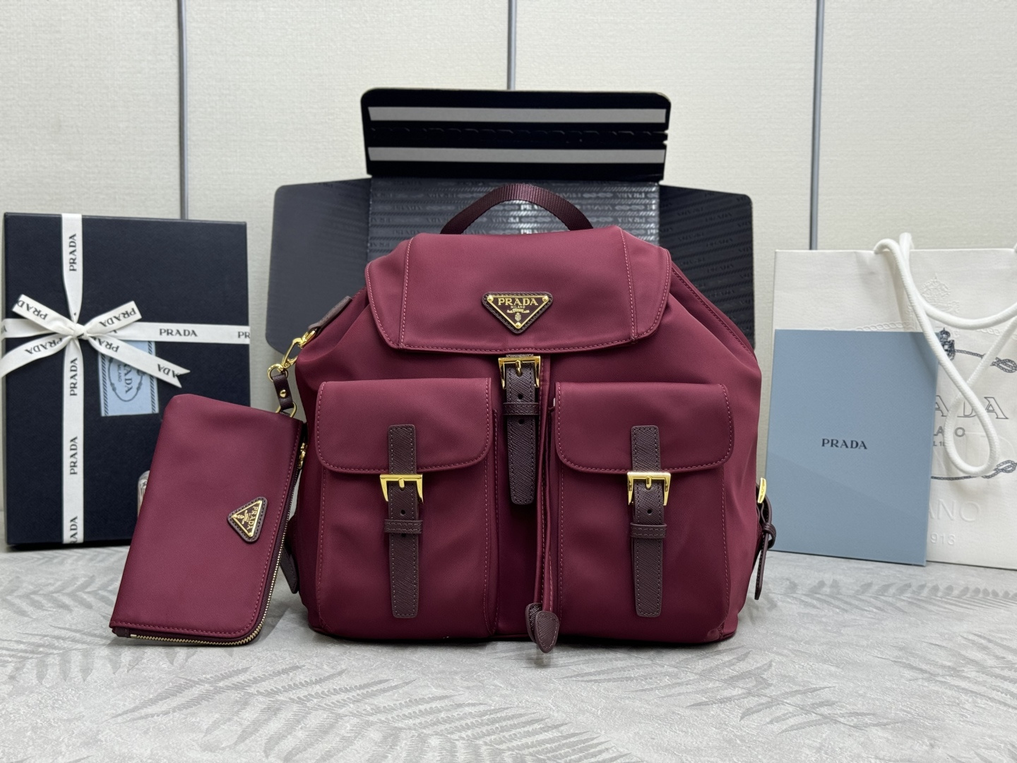 Рюкзак PRADA из нейлона с отделкой из кожи Saffiano и треугольным логотипом, со съёмным маленьким кошельком