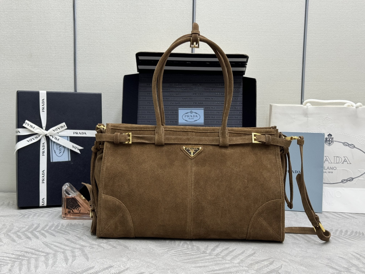 Nuevo Soft Lux grande de gamuza🎉1BA433🎉🎉 ¡Llegó! Este bolso de mano y bandolera está confeccionado en ante importado…