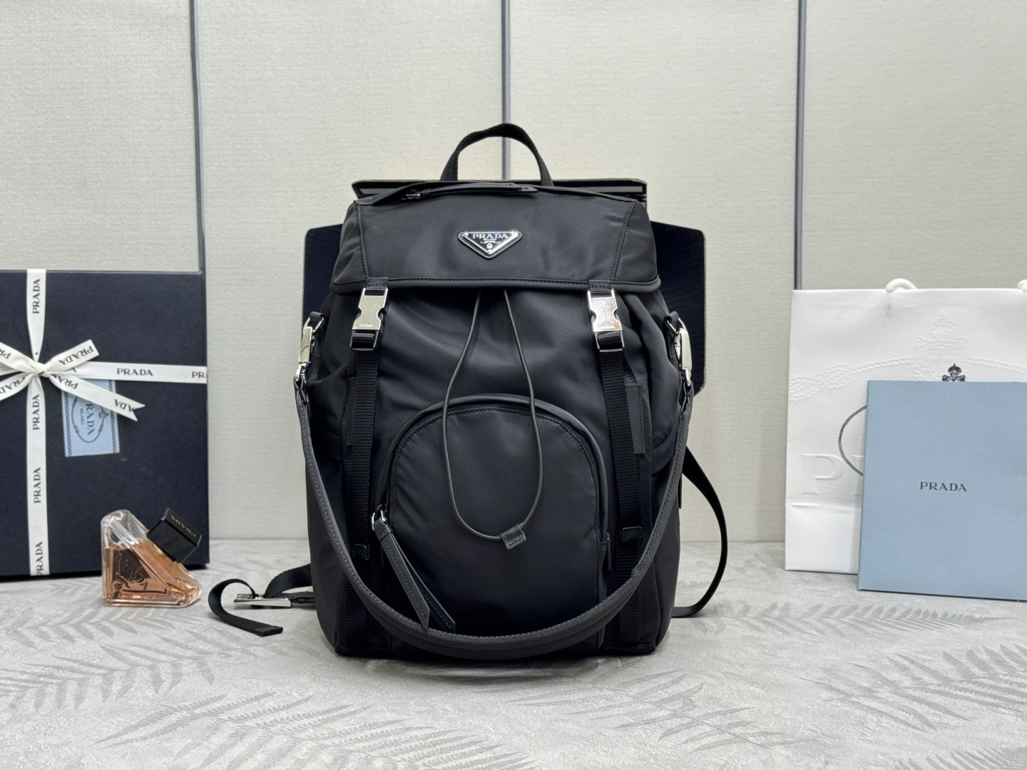 🎉Nueva mochila🎉1BZ039 con correas dobles🎉🎉Esta mochila moderna y práctica está hecha de Re-Nylon, con un contorno a…