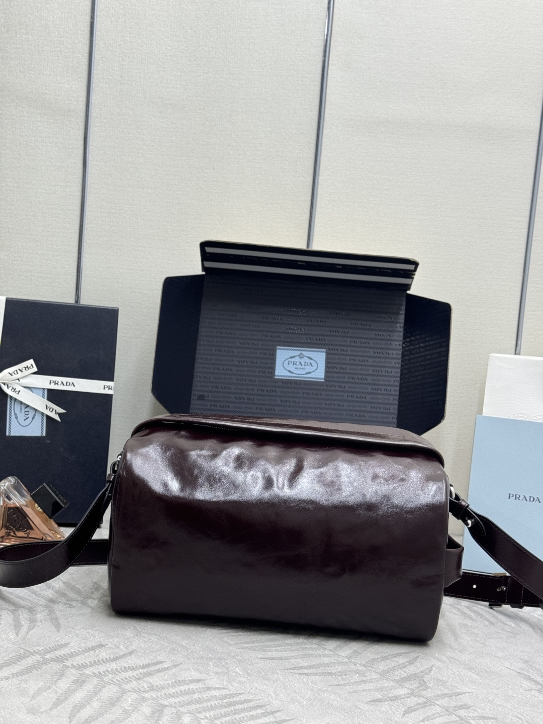 P740，🎉新款波士顿🎉2VH194油腊皮大号🎉🎉這款波士顿手袋時尚大气，設計靈感取自復古設計及細節，🎉油腊牛皮採用光泽效果，使配飾呈現柔軟獨特外型，更綴以金屬字母標誌。🎉配有一条可拆卸长肩带，容量空间大，上身效果轻便实用，宝宝们，赶紧入手吧，🎉男女通用款尺寸:长33x高17x底17cm(此款太大，不配包装)