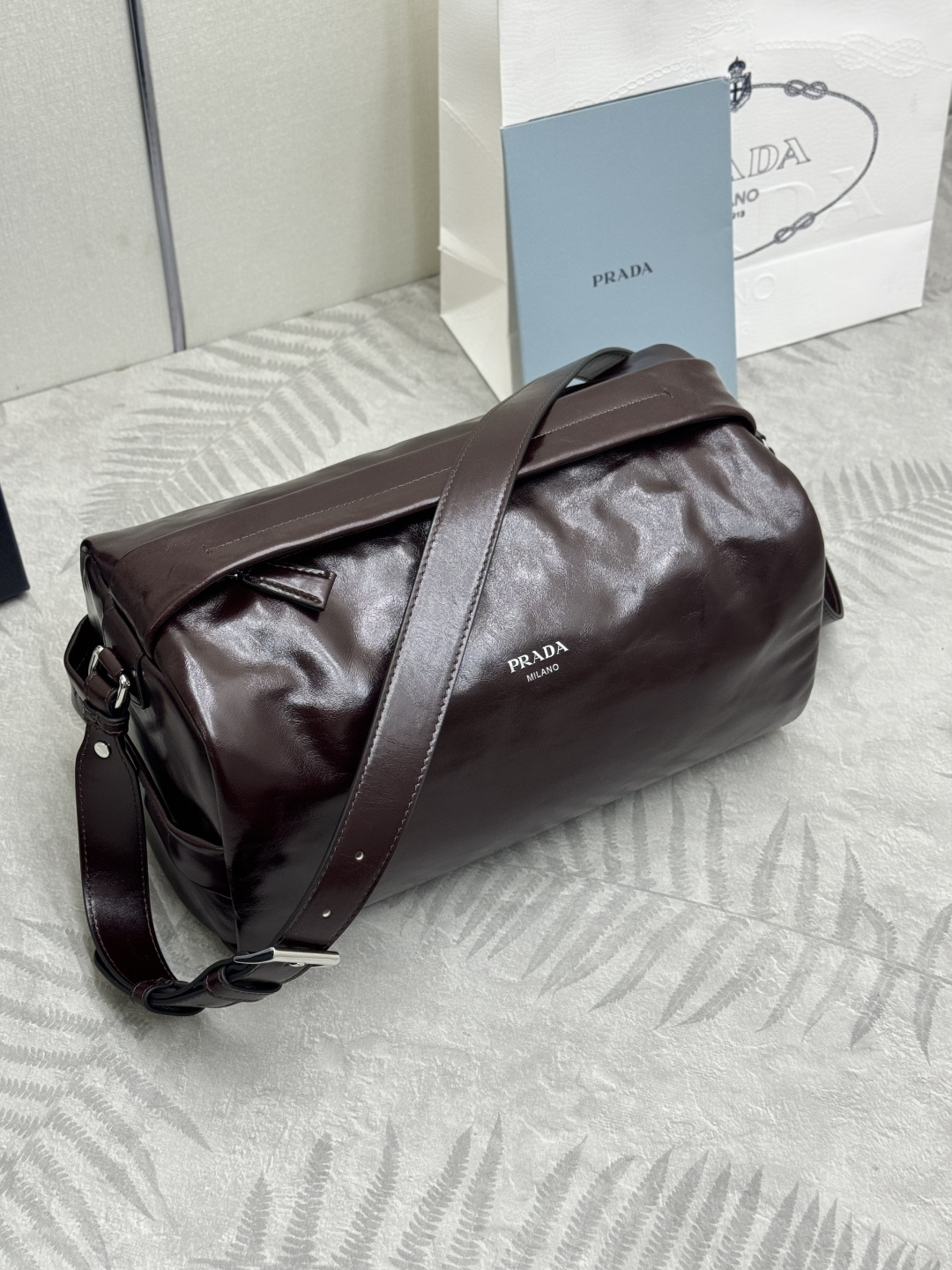 P740，🎉新款波士顿🎉2VH194油腊皮大号🎉🎉這款波士顿手袋時尚大气，設計靈感取自復古設計及細節，🎉油腊牛皮採用光泽效果，使配飾呈現柔軟獨特外型，更綴以金屬字母標誌。🎉配有一条可拆卸长肩带，容量空间大，上身效果轻便实用，宝宝们，赶紧入手吧，🎉男女通用款尺寸:长33x高17x底17cm(此款太大，不配包装)