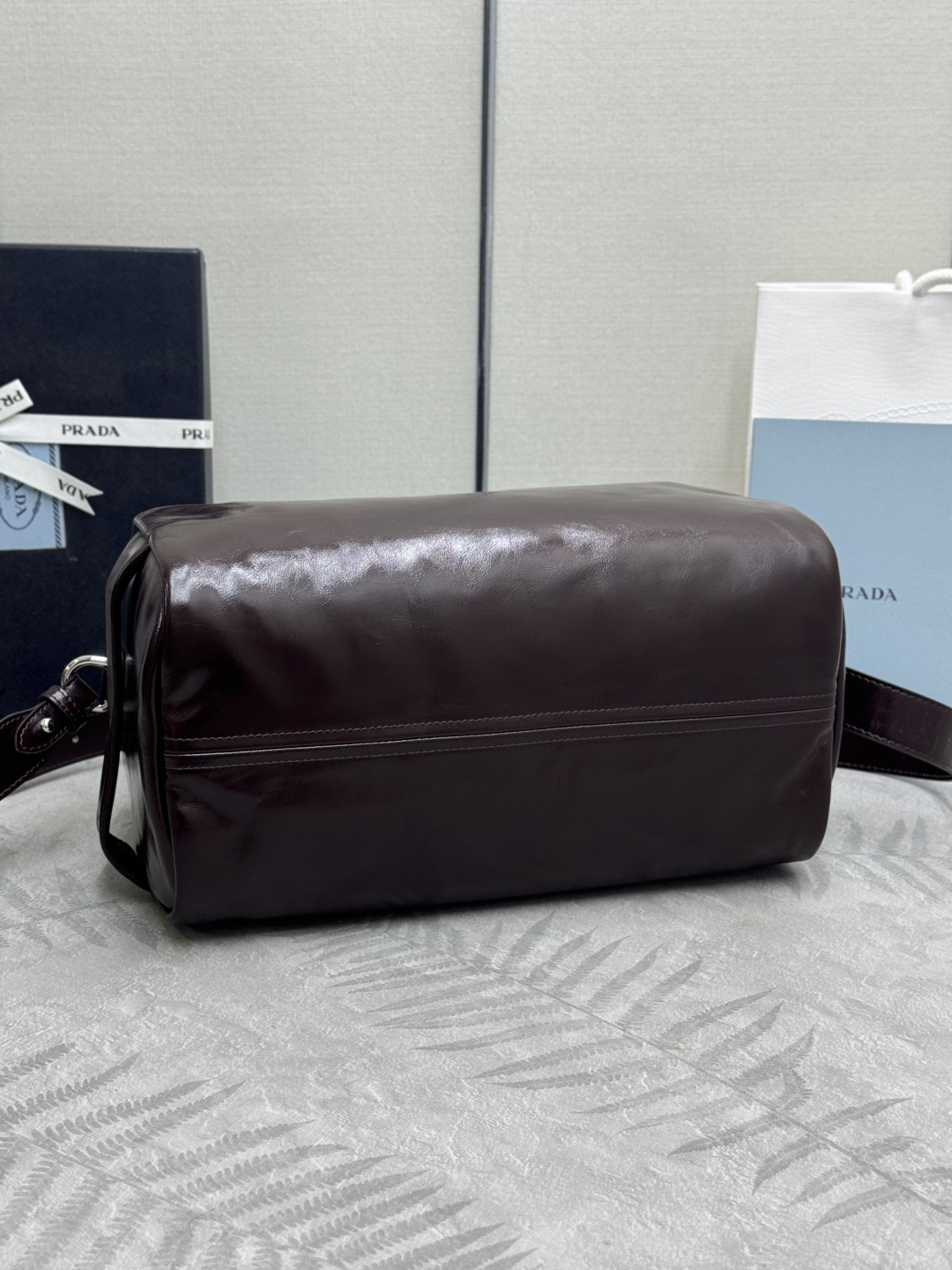 P740，🎉新款波士顿🎉2VH194油腊皮大号🎉🎉這款波士顿手袋時尚大气，設計靈感取自復古設計及細節，🎉油腊牛皮採用光泽效果，使配飾呈現柔軟獨特外型，更綴以金屬字母標誌。🎉配有一条可拆卸长肩带，容量空间大，上身效果轻便实用，宝宝们，赶紧入手吧，🎉男女通用款尺寸:长33x高17x底17cm(此款太大，不配包装)