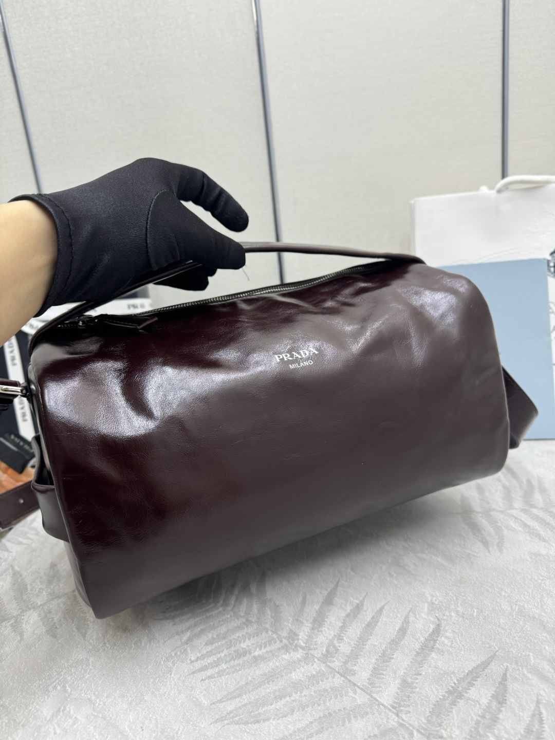 P740，🎉新款波士顿🎉2VH194油腊皮大号🎉🎉這款波士顿手袋時尚大气，設計靈感取自復古設計及細節，🎉油腊牛皮採用光泽效果，使配飾呈現柔軟獨特外型，更綴以金屬字母標誌。🎉配有一条可拆卸长肩带，容量空间大，上身效果轻便实用，宝宝们，赶紧入手吧，🎉男女通用款尺寸:长33x高17x底17cm(此款太大，不配包装)