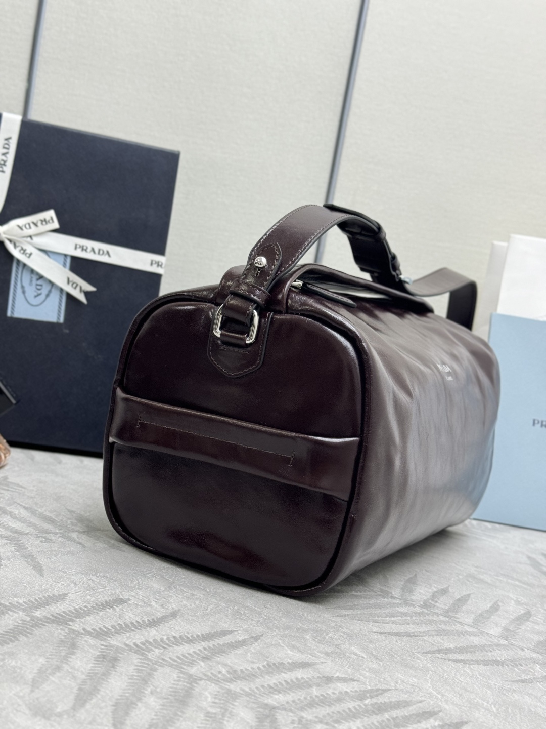 P740，🎉新款波士顿🎉2VH194油腊皮大号🎉🎉這款波士顿手袋時尚大气，設計靈感取自復古設計及細節，🎉油腊牛皮採用光泽效果，使配飾呈現柔軟獨特外型，更綴以金屬字母標誌。🎉配有一条可拆卸长肩带，容量空间大，上身效果轻便实用，宝宝们，赶紧入手吧，🎉男女通用款尺寸:长33x高17x底17cm(此款太大，不配包装)