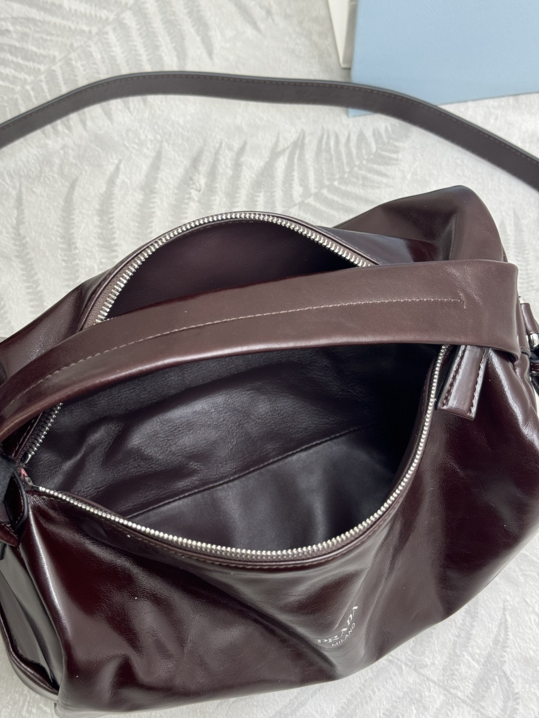 P740，🎉新款波士顿🎉2VH194油腊皮大号🎉🎉這款波士顿手袋時尚大气，設計靈感取自復古設計及細節，🎉油腊牛皮採用光泽效果，使配飾呈現柔軟獨特外型，更綴以金屬字母標誌。🎉配有一条可拆卸长肩带，容量空间大，上身效果轻便实用，宝宝们，赶紧入手吧，🎉男女通用款尺寸:长33x高17x底17cm(此款太大，不配包装)