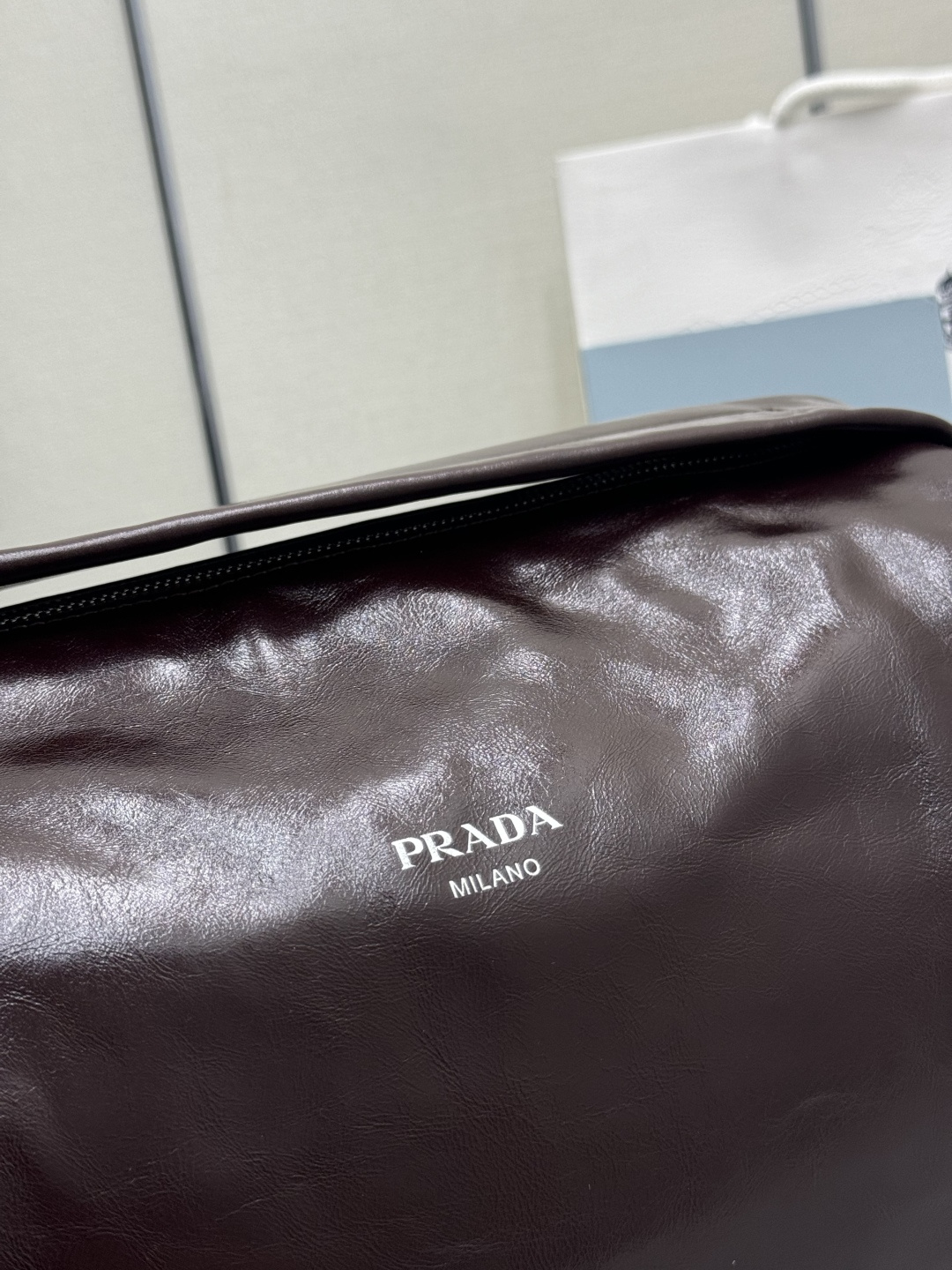 P740，🎉新款波士顿🎉2VH194油腊皮大号🎉🎉這款波士顿手袋時尚大气，設計靈感取自復古設計及細節，🎉油腊牛皮採用光泽效果，使配飾呈現柔軟獨特外型，更綴以金屬字母標誌。🎉配有一条可拆卸长肩带，容量空间大，上身效果轻便实用，宝宝们，赶紧入手吧，🎉男女通用款尺寸:长33x高17x底17cm(此款太大，不配包装)