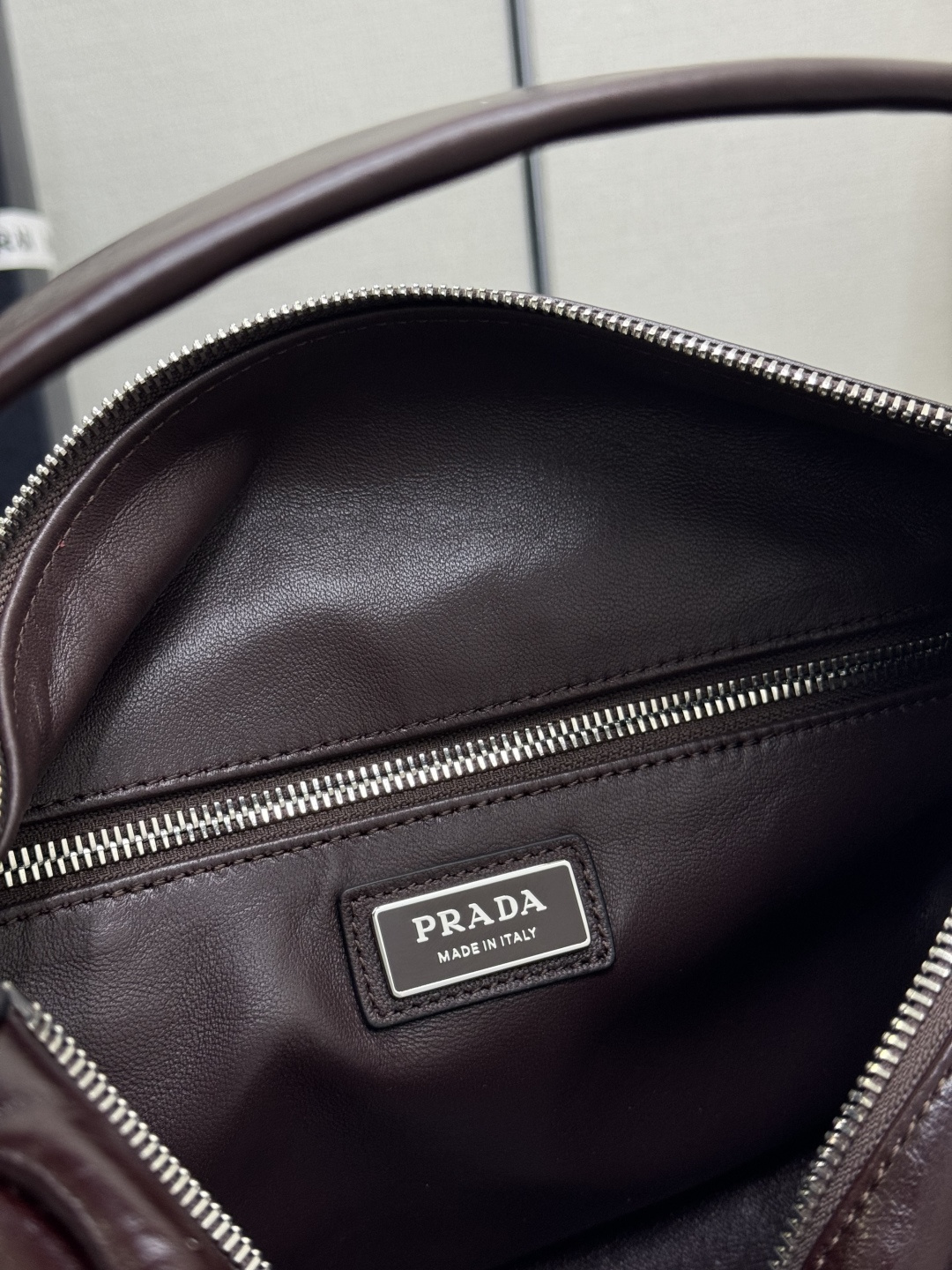 P740，🎉新款波士顿🎉2VH194油腊皮大号🎉🎉這款波士顿手袋時尚大气，設計靈感取自復古設計及細節，🎉油腊牛皮採用光泽效果，使配飾呈現柔軟獨特外型，更綴以金屬字母標誌。🎉配有一条可拆卸长肩带，容量空间大，上身效果轻便实用，宝宝们，赶紧入手吧，🎉男女通用款尺寸:长33x高17x底17cm(此款太大，不配包装)