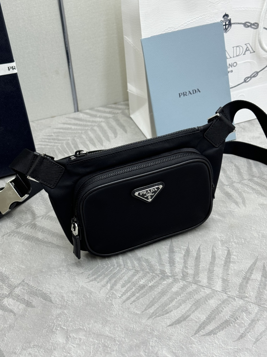 P370(配专柜对版全套包装，独家订制)，🎉经典腰包🎉2VH128升级版🎉🎉男女共用😘最新款腰包/胸包😘这款设计不仅还增强了整体设计感，上身效果非常棒，轻便又时尚。日常搭配全驾驭得起，非常实用，腰包/胸包/斜跨都可以👏实用性非常强。赶紧入手吧🎉🎉长19x高13cmx底2.5cm
